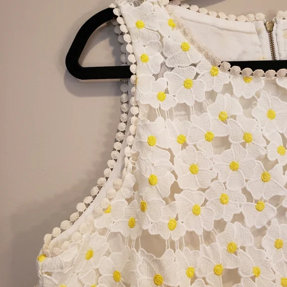 Anthropologie eri & ali flower daisy lace sleeveless top Size Medium - Picture 3 of 9